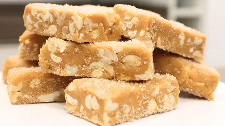O pé de moça é um doce tradicional brasileiro feito com amendoim, leite condensado e...