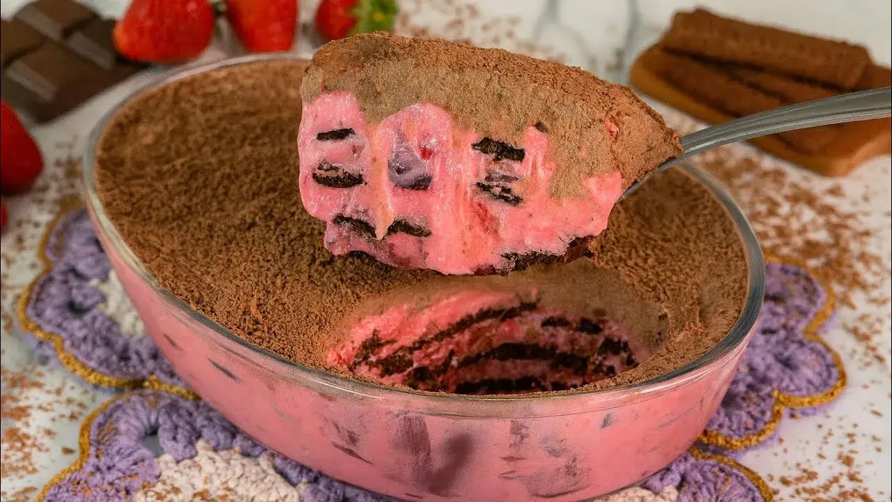A sobremesa gelada de morango com chocolate é perfeita para servir bem gelada depois do...
