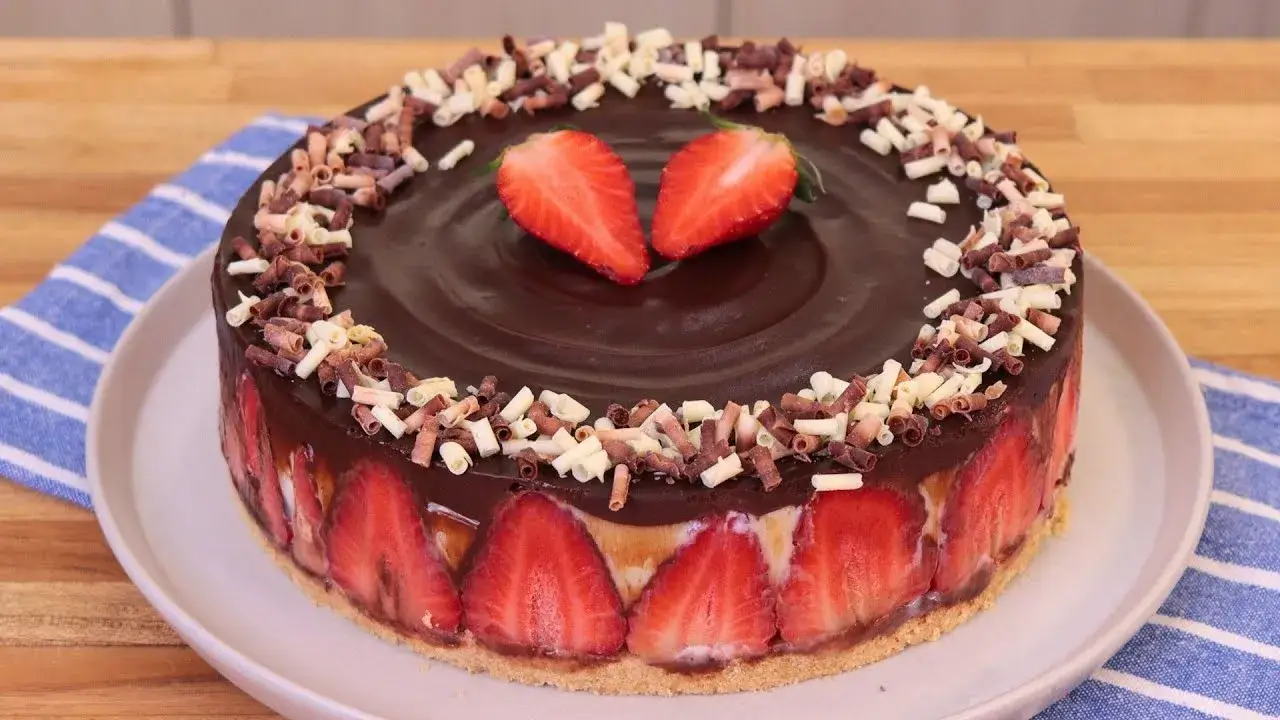 A Torta Bombom de Morango é uma sobremesa deliciosa, ideal para servir em reuniões ou...