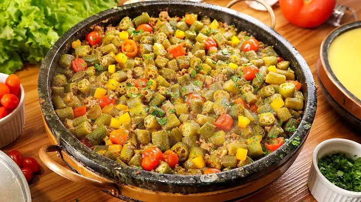 O angu mineiro com carne moída e quiabo é uma receita tradicional da culinária de...