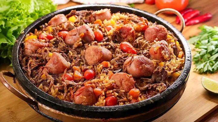 O arroz caldoso com fraldinha e linguiça é um prato completo e muito saboroso, perfeito...