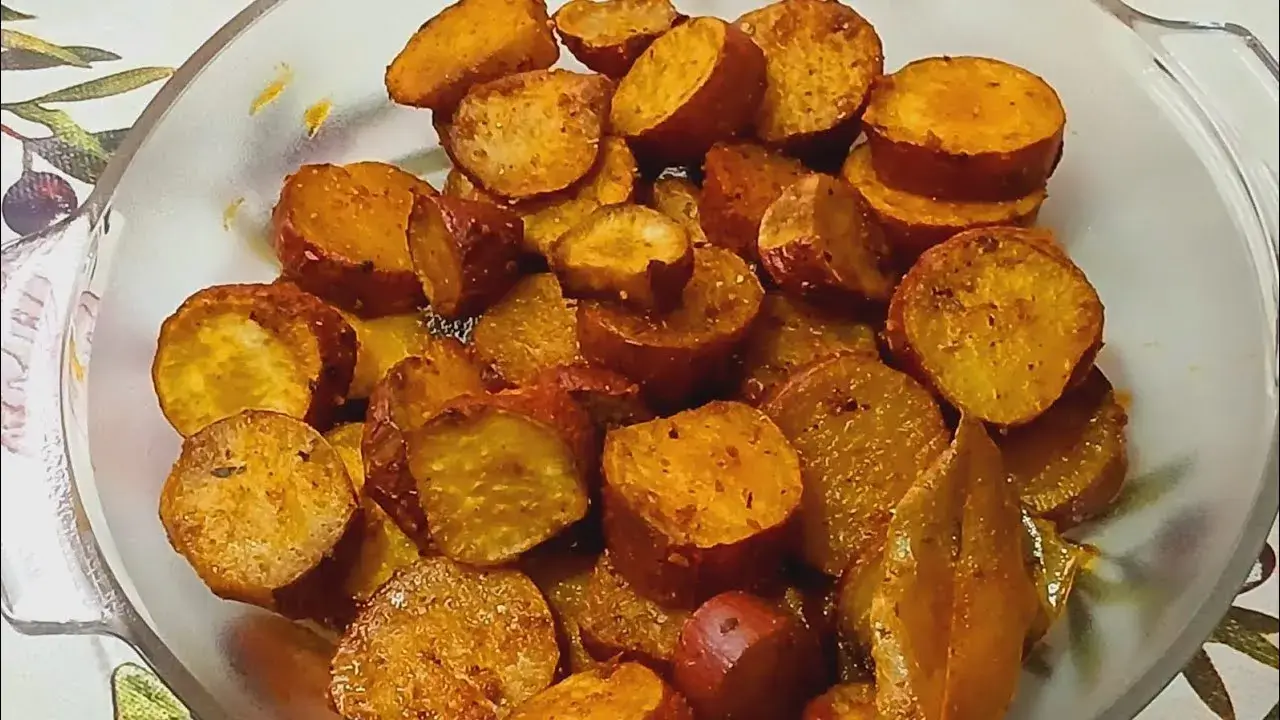 A batata doce assada no forno é uma opção prática e deliciosa para servir como...