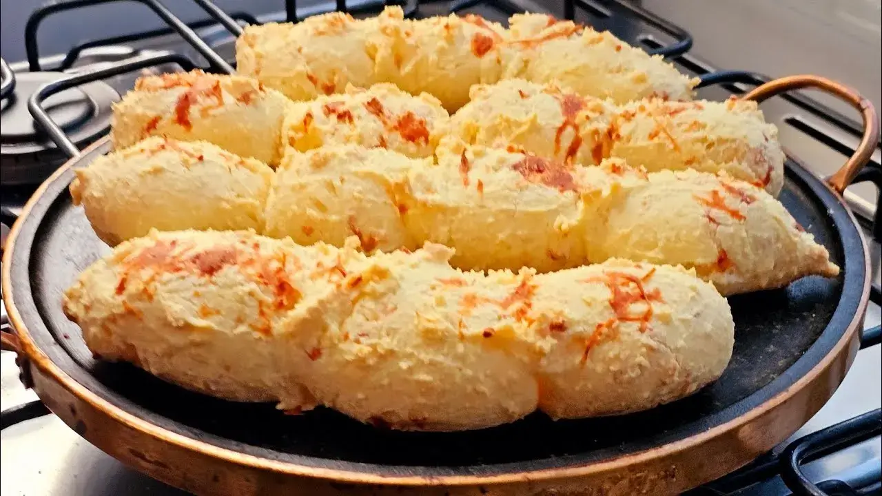 O biscoito de polvilho azedo é uma receita tradicional perfeita para acompanhar o café da...