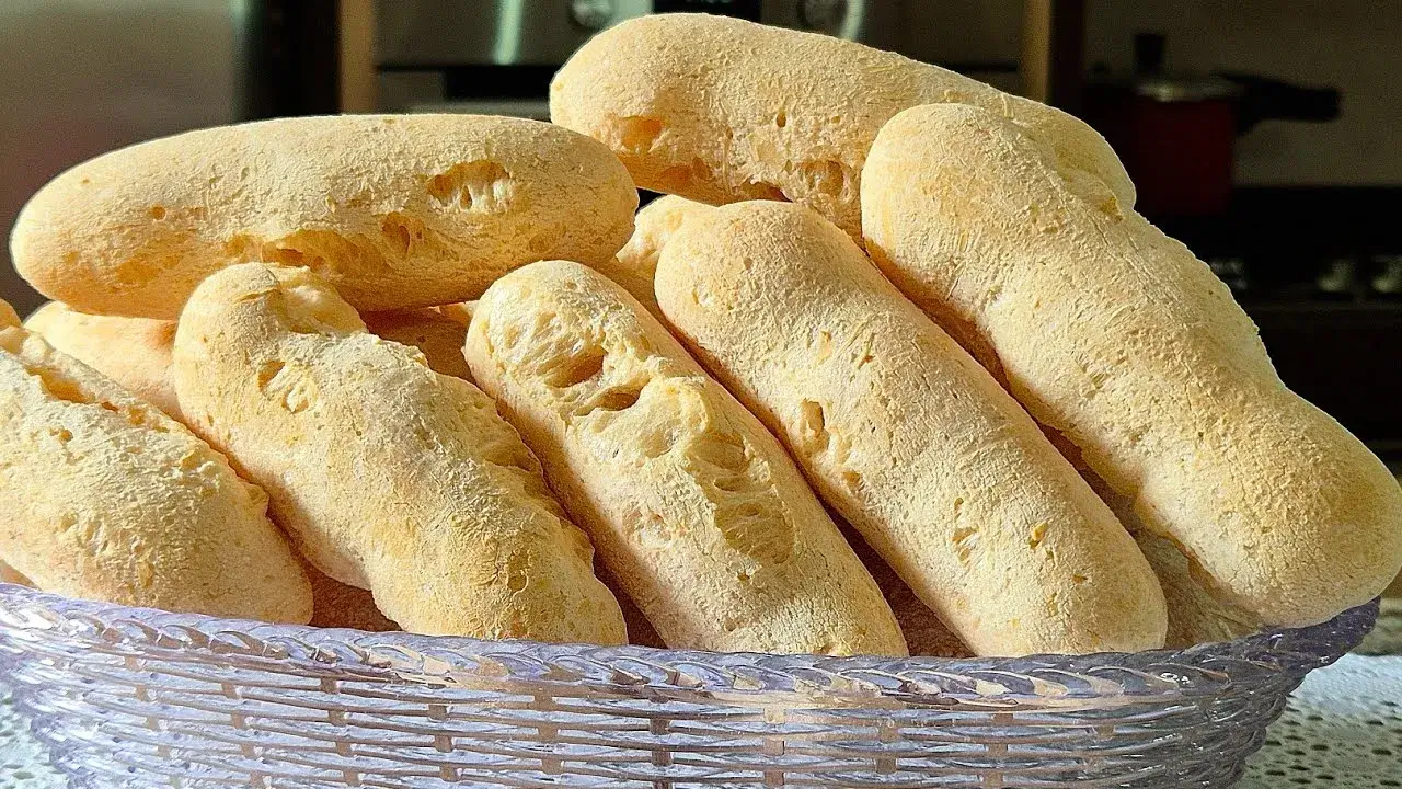 O biscoito de polvilho é uma receita tradicional brasileira perfeita para acompanhar um café fresco...