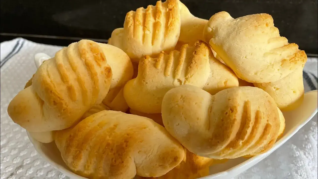O biscoito de queijo com nata é uma receita prática e deliciosa, perfeita para servir...