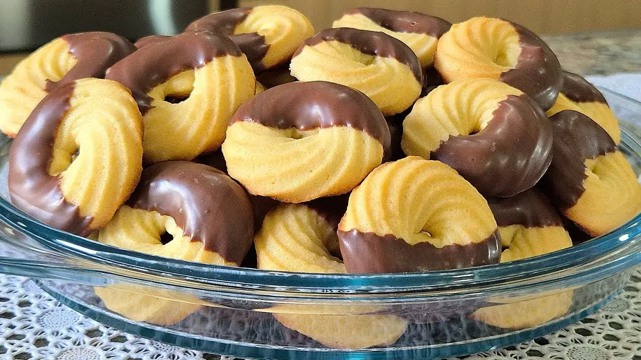 A bolachinha caseira é perfeita para acompanhar um café ou chá, com textura crocante por...