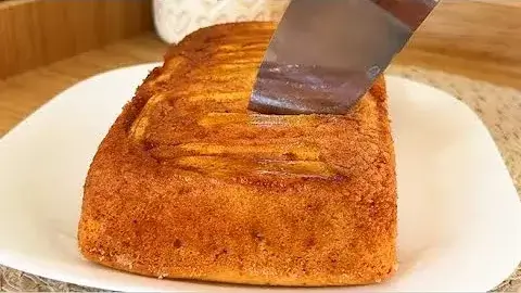 O Bolo Creme de Banana é perfeito para um lanche da tarde ou café da...