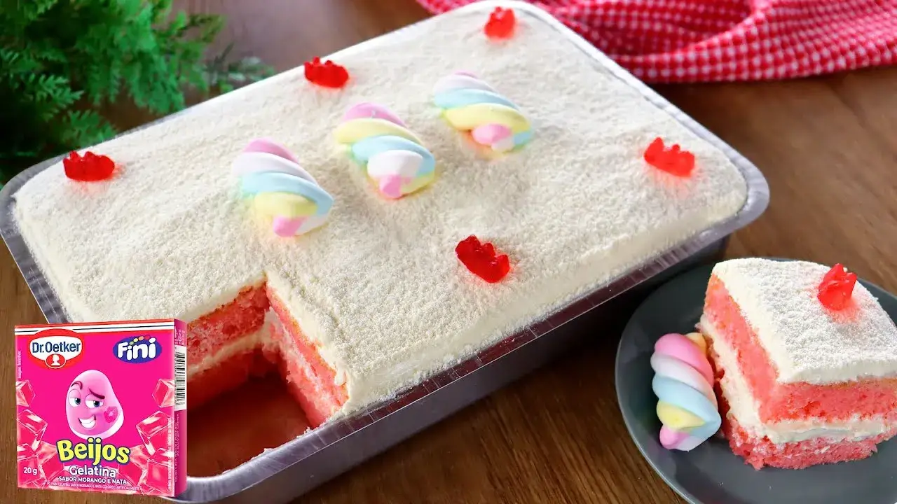 O bolo Fine é uma sobremesa divertida e deliciosa feita com gelatina sabor beijos, que...