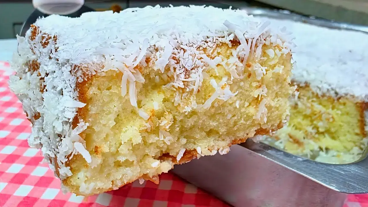 O bolo das antigas com leite de coco é uma receita clássica e muito querida,...