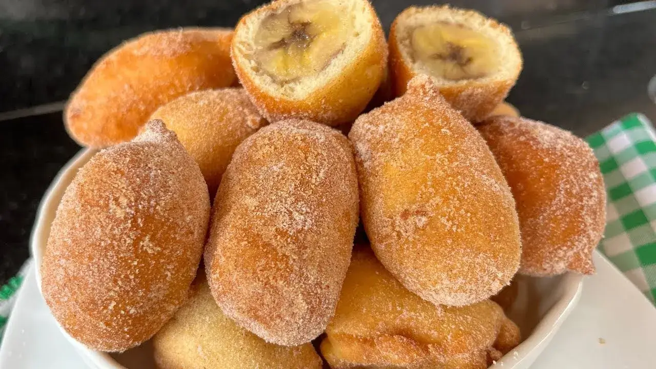 Se você gosta de receitas práticas e saborosas, vai adorar este bolinho de banana simples...