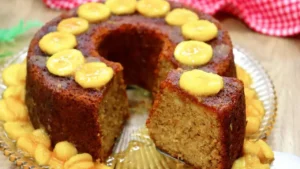 Bolo de Banana com Calda Caramelada: Receita Fácil e Irresistível