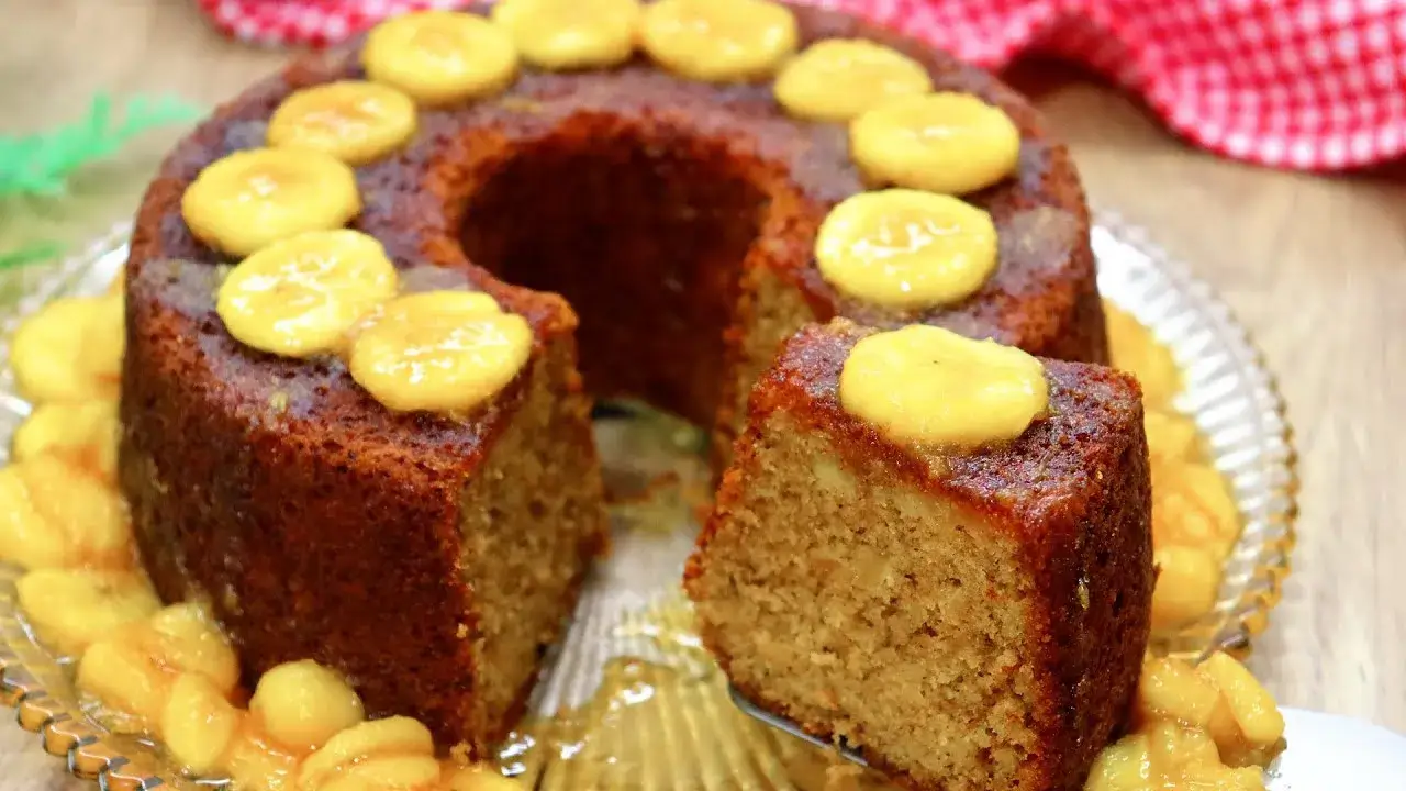 O bolo de banana com calda caramelada é uma sobremesa deliciosa e perfeita para qualquer...