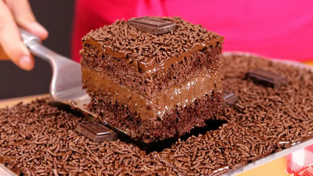 O bolo de chocolate recheado no liquidificador é uma sobremesa prática, perfeita para aniversários, encontros...