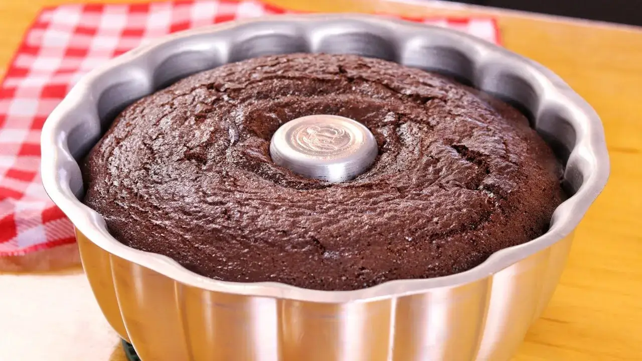 O bolo de chocolate sem glúten e sem lactose é uma ótima opção para quem...