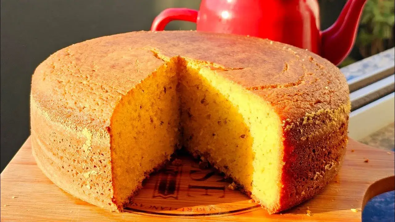 O bolo de fubá com erva-doce é aquele clássico das tardes com café, simples de...