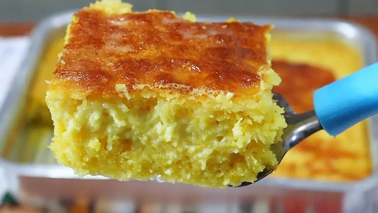 Descubra como fazer um bolo de milho de latinha cremoso que lembra uma pamonha pela...