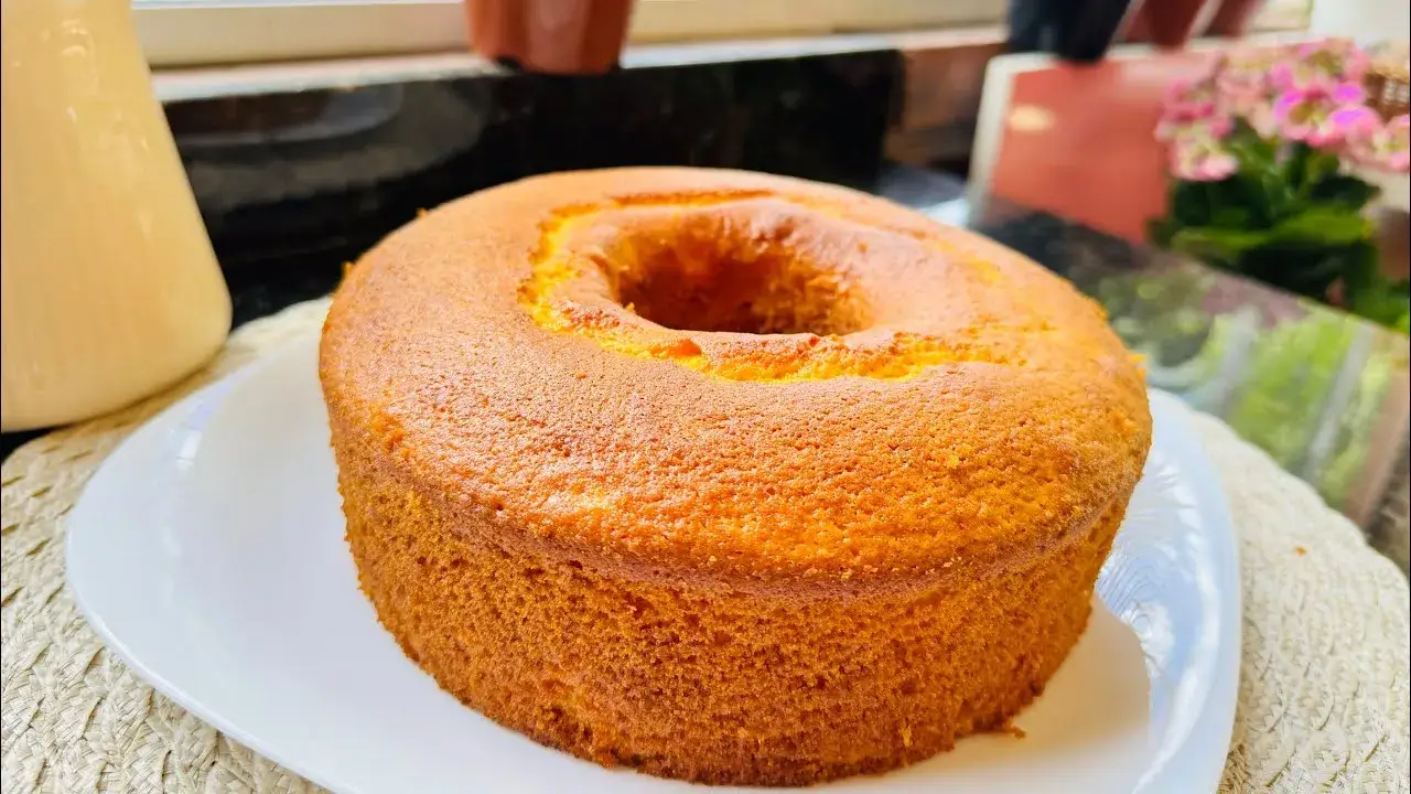 O bolo de cenoura com milho é uma opção perfeita para o café da manhã...