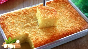 Bolo de mandioca com coco cremoso que derrete na boca