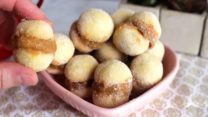 O casadinho de doce de leite é um biscoitinho clássico de confeitaria que encanta pelo...