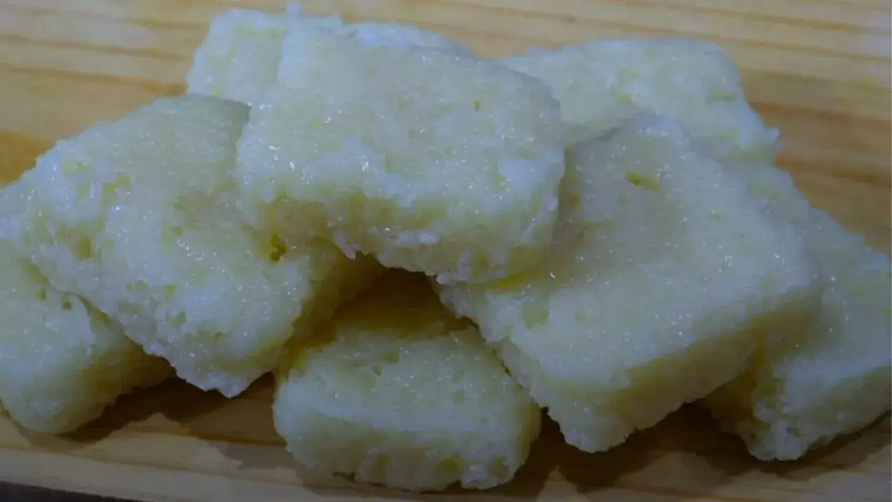A cocada cremosa é um doce clássico brasileiro que encanta pelo sabor intenso de coco...