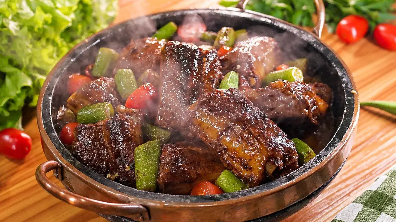 A costelinha no estilo pingue frita é uma receita mineira que combina sabor, crocância e...