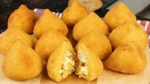 Coxinha fácil com massa cremosa e recheio de frango que derrete na boca