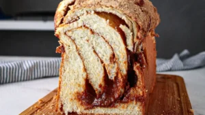 Cuca Alemã Recheada: Receita com Massa Fofa e Cobertura Crocante