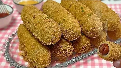 O enroladinho de salsicha é um clássico dos salgados que todo mundo adora. Essa receita...