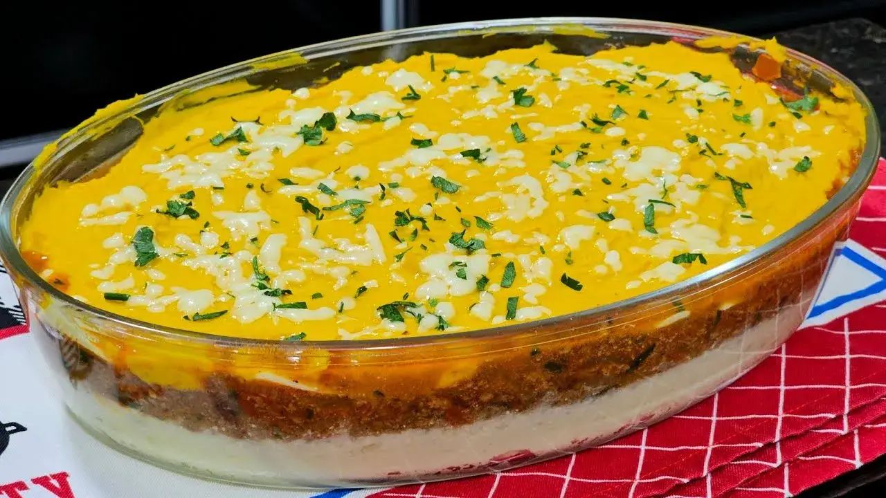 O escondidinho de carne moída com abóbora e batata é uma receita caseira deliciosa, perfeita...