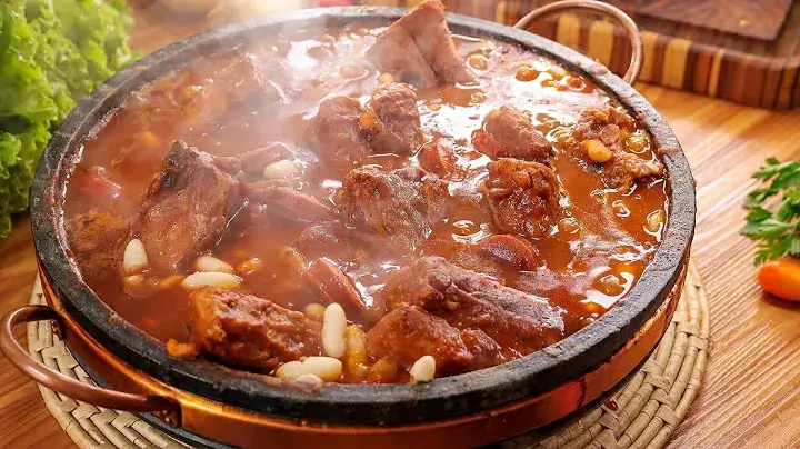 A feijoada branca com costelinha e calabresa é uma versão deliciosa e prática da tradicional...