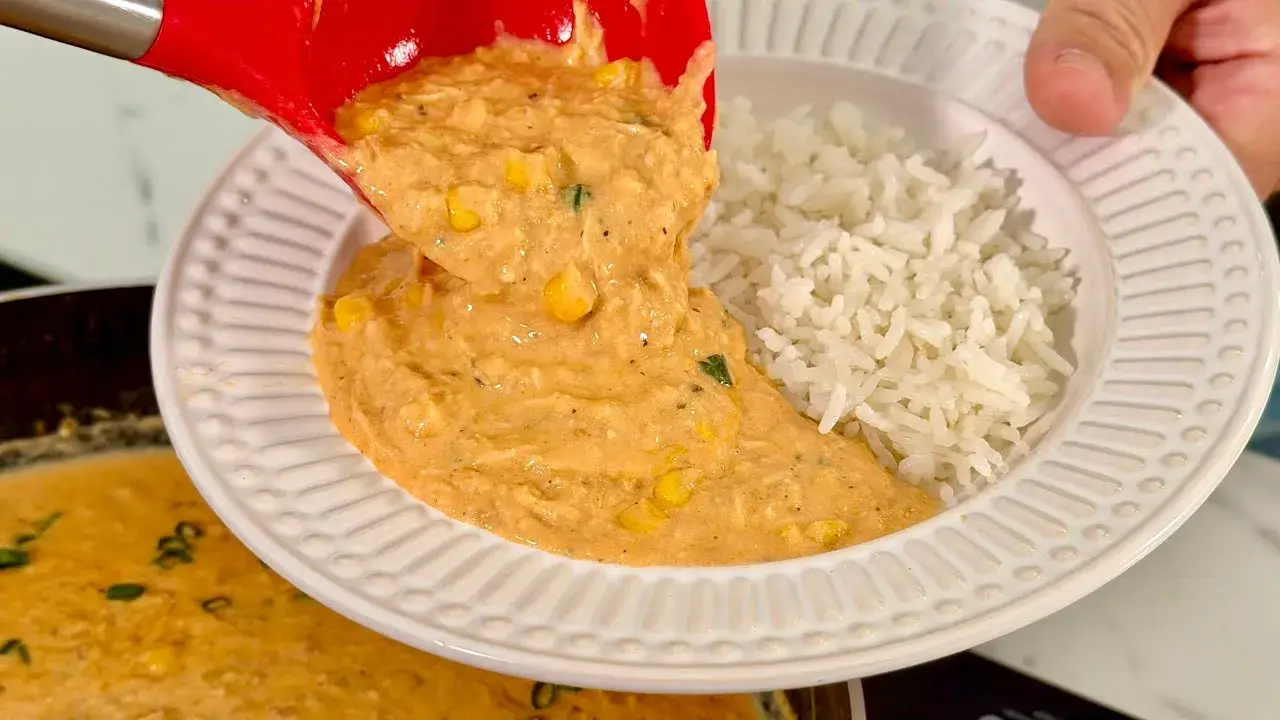 O frango cremoso, conhecido também como creme de galinha, é um prato tradicional do Nordeste,...