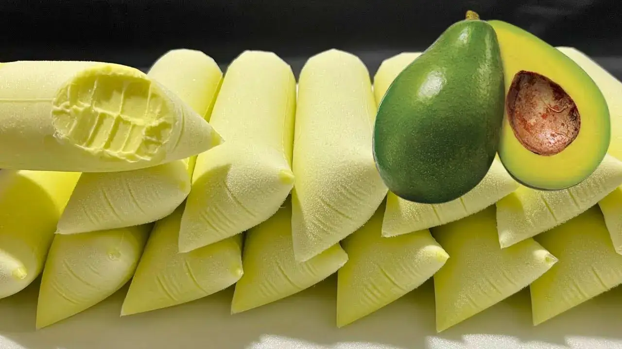 O geladinho de abacate é uma sobremesa refrescante, cremosa e com sabor natural da fruta....