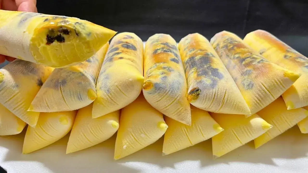 O geladinho cremoso de creme com passas é uma sobremesa gelada perfeita para refrescar os...