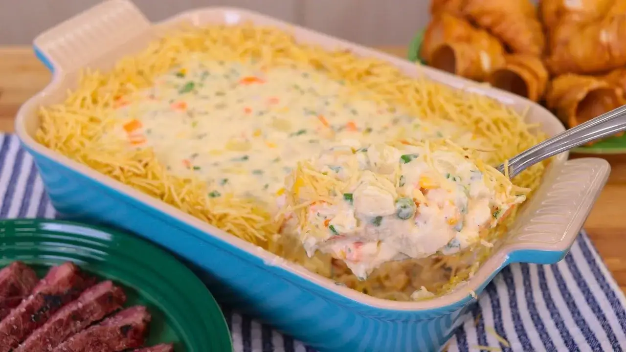 A maionese de legumes é um prato clássico, colorido e delicioso, perfeito para servir como...