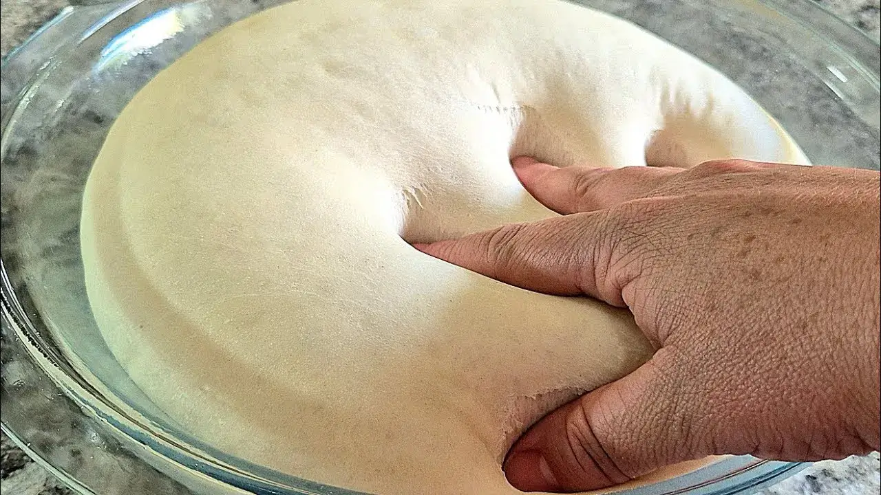 A massa para salgado assado é a base perfeita para preparar receitas como esfirra, cachorro-quente...
