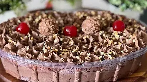 A mousse de Ferrero Rocher na travessa é uma sobremesa cremosa, firme e cheia de...