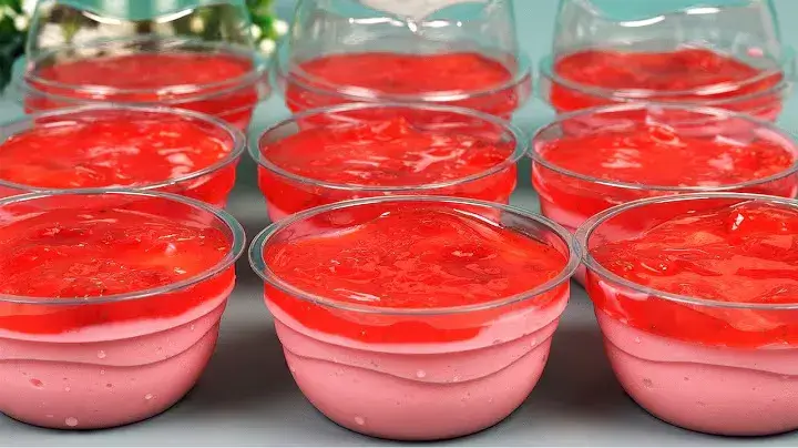 A mousse de morango com Tang é uma sobremesa prática, deliciosa e com textura cremosa...