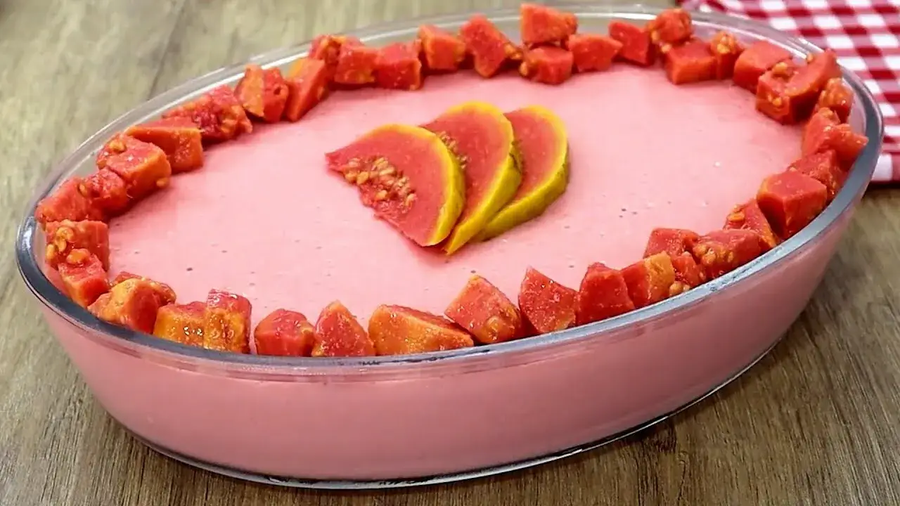 O mousse na travessa de goiaba é uma sobremesa leve, cremosa e refrescante, perfeita para...