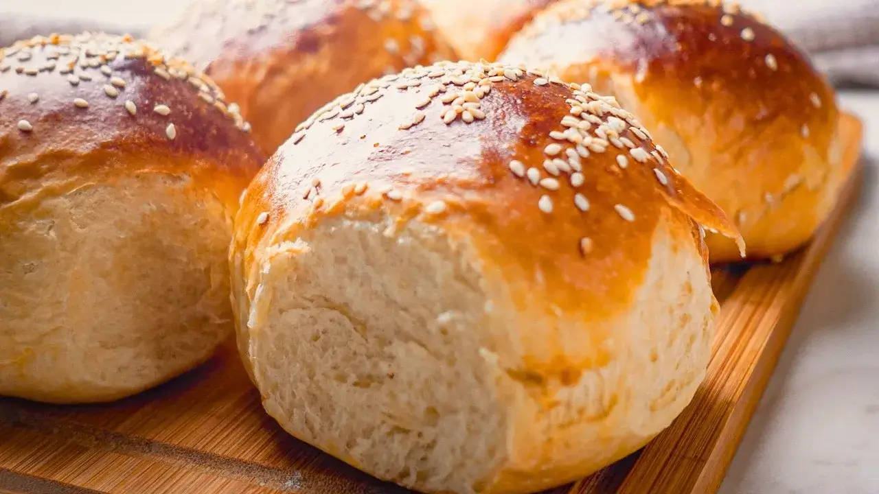 O pão de hambúrguer caseiro é a base perfeita para quem gosta de preparar hambúrgueres...