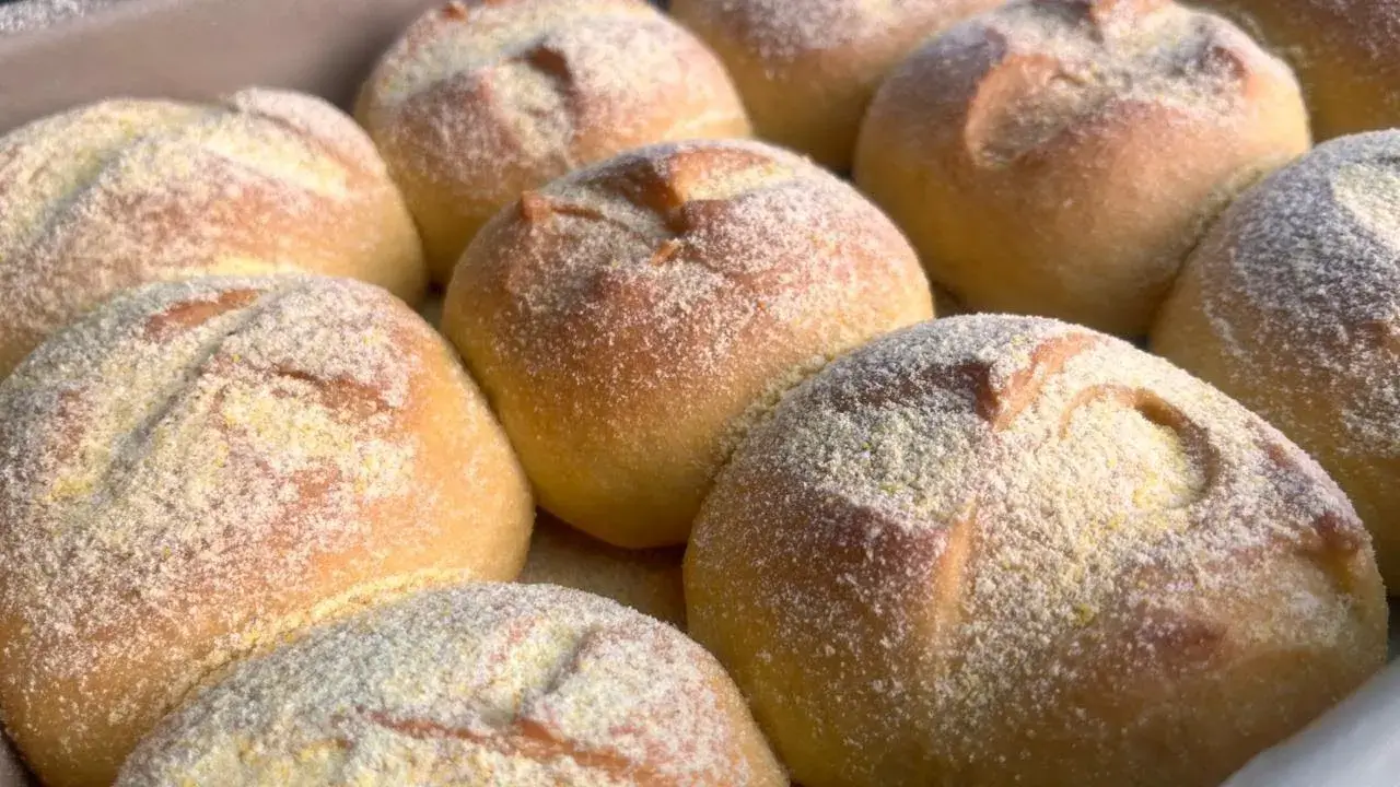 O pão de fubá caseiro é uma receita tradicional, perfeita para o café da manhã...