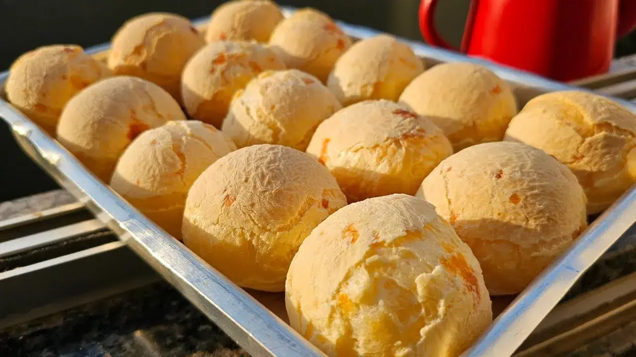 O pão de queijo caseiro é uma das receitas mais tradicionais da culinária brasileira, perfeita...