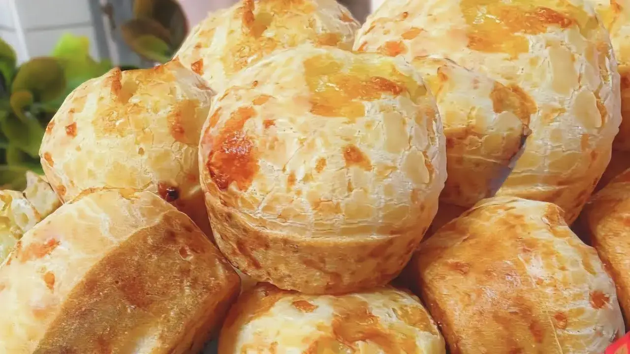 O pão de queijo é aquele clássico brasileiro que combina com o café da manhã,...