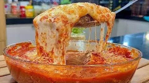 A parmegiana de carne moída é uma versão prática e saborosa do clássico prato italiano,...