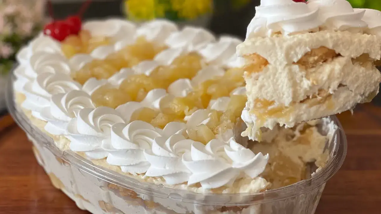O pavê de cocada cremosa com abacaxi é uma sobremesa gelada perfeita para servir em...