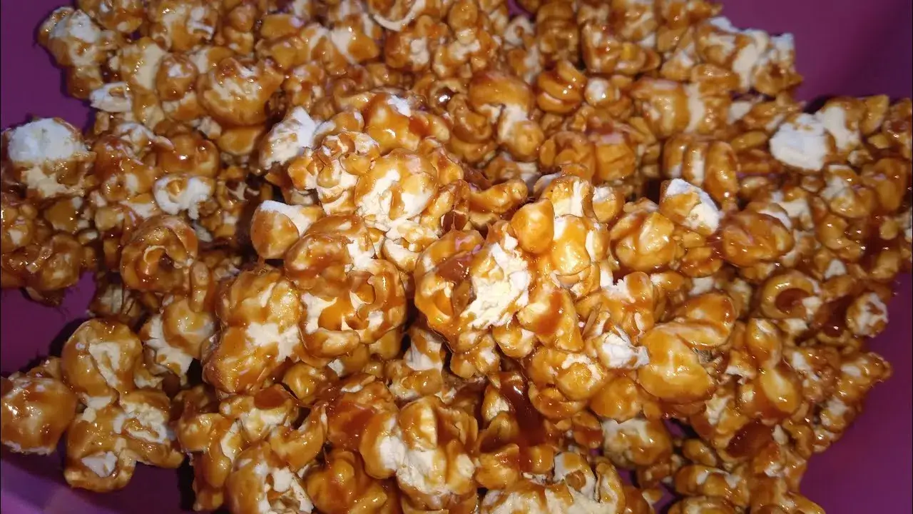 A pipoca doce de leite condensado é uma opção prática e deliciosa para acompanhar filmes,...