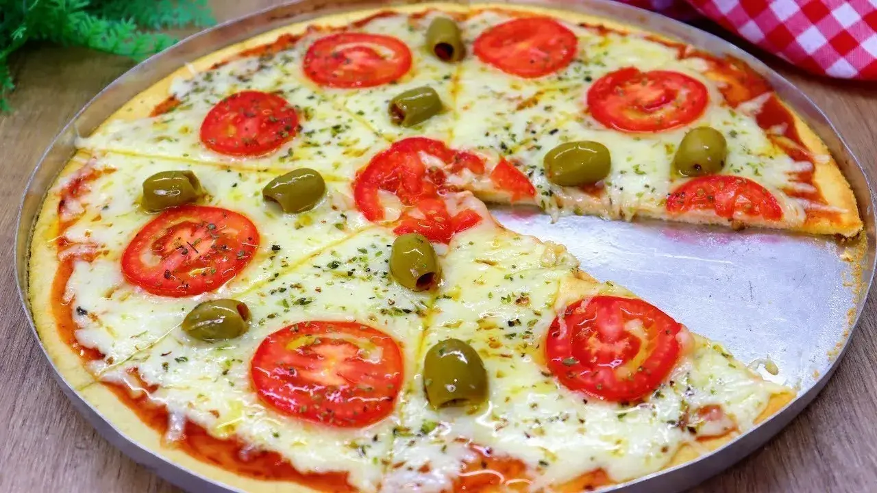 Quer fazer uma pizza deliciosa, prática e que economiza tempo e dinheiro? Essa pizza de...