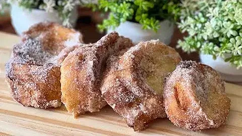 A rabanada recheada com doce de leite é uma sobremesa tradicional que ganha um toque...