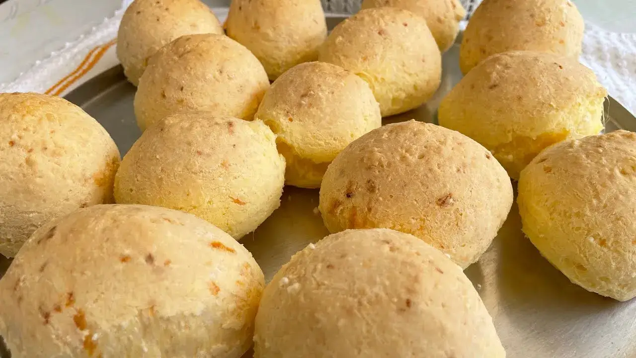 O pão de queijo é um clássico da culinária brasileira, perfeito para o café da...
