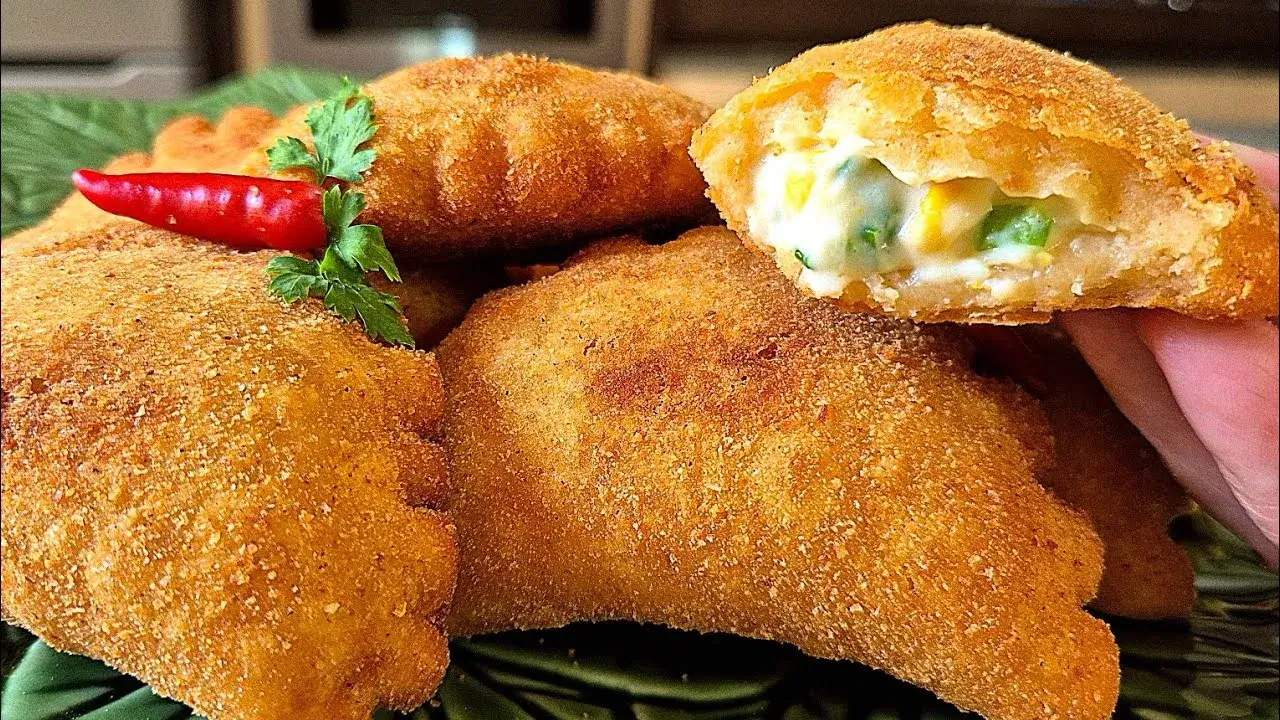 O risólis de milho é um salgado delicioso, perfeito para servir como lanche da tarde,...