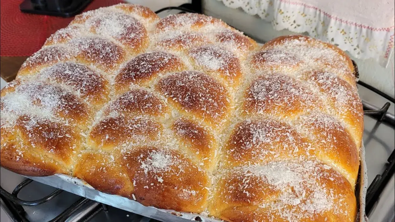 A rosca doce caseira é uma daquelas receitas que enchem a casa com um aroma...